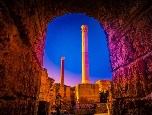 在迦太基五颜六色的日落。突尼斯迦太基的安东尼斯浴场 — 图库照片
