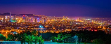 Şehir merkezini Istanbul gece manzara. Gökdelenler, oteller ve modern ofis binaları. Istanbul, Türkiye.