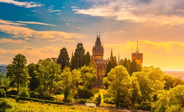 Schloss Drachenburg Şatosu, Almanya 'nın Bonn kenti yakınlarındaki Konigswinter' da yer alan bir saraydır.