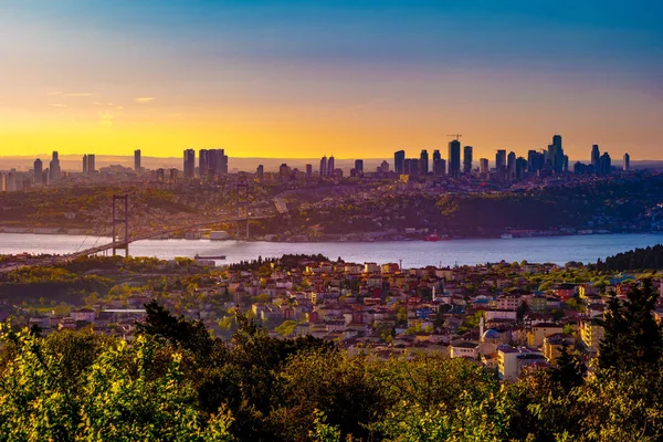 15 Temmuz şehit Köprüsü, Boğaziçi Köprüsü, gün batımı Istanbul, Türkiye'de Çamlıca Tepesi'nden — Stok fotoğraf