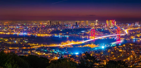 Istanbul città luci e bosphorus ponte — Foto Stock