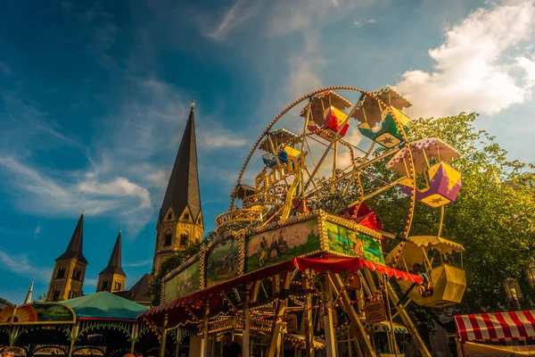 Bella foto di giostre e cattedrale a Bonn, Germania — Foto Stock