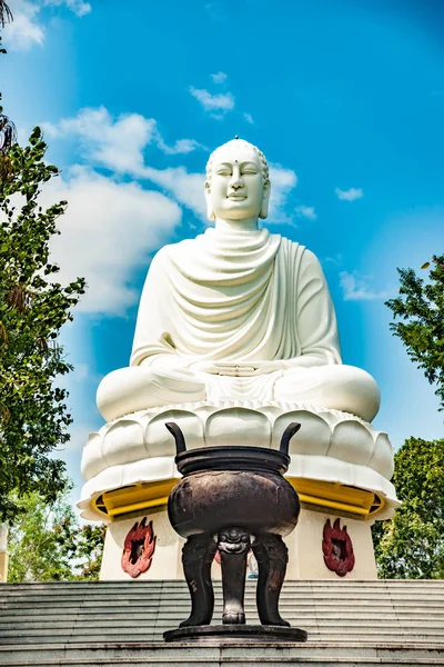 Buddha-Statue gegen den blauen Himmel. — Stockfoto
