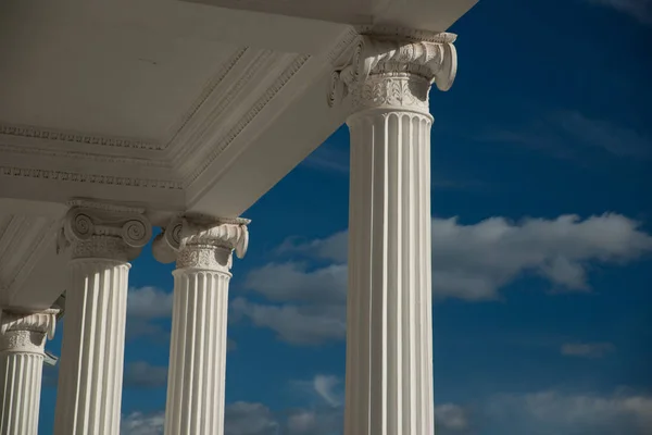 Kolumner på blå himmel bakgrund. — Stockfoto