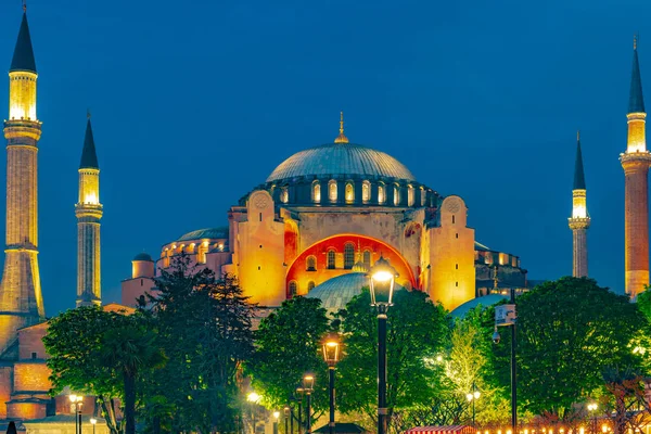 Hagia Sophia in Istanbul, Turkey early in the night — Stock Photo, Image