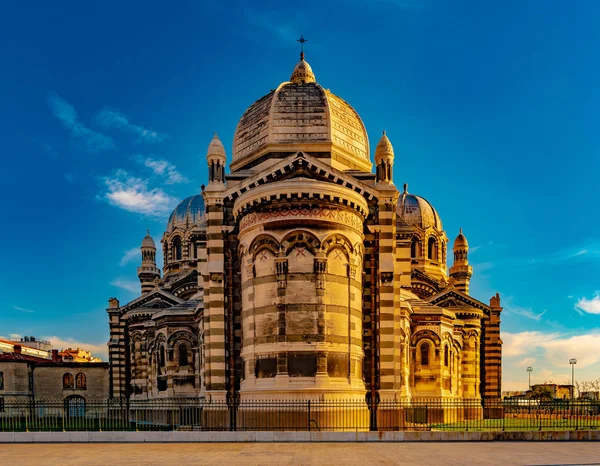 Kathedraal de la belangrijke, lokale landmark in Marseille, Frankrijk — Stockfoto