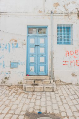 Geleneksel eski boyalı kapı bir tarihi bölge veya Medine, Tunisia.