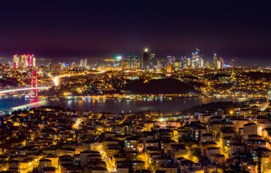 Şehir merkezini Istanbul gece manzara. Gökdelenler, oteller ve modern ofis binaları. Istanbul, Türkiye.