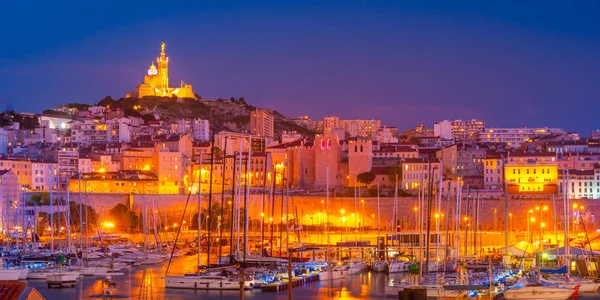 Marseille, Frankrijk 's nachts. Het beroemde Europese havenzicht op de Notre Dame de la Garde — Stockfoto
