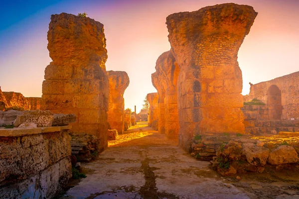 Colorido atardecer en Cartago. Baños de Antonius en Cartago Túnez — Foto de Stock