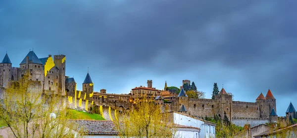 Vue de nuit sur la fortification illuminée de Carcassonne, France — Photo
