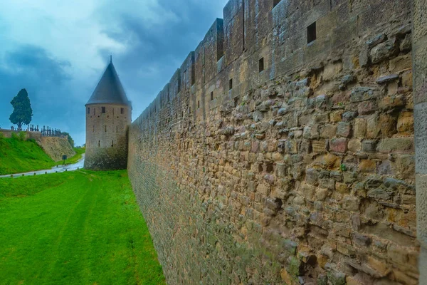 Slott av Carcassonne, Frankrike. Medeltida Carcassonne stad se, Frankrike. Dystra slottet regn. — Stockfoto