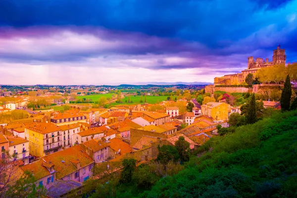 Hermosa vista de la ciudad de Bezier al atardecer . — Foto de Stock