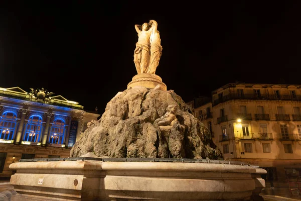 Vista de la estatua de Tres Gracias con el edificio de la Ópera en el fondo en la ciudad de Montpellier en Francia — Foto de Stock