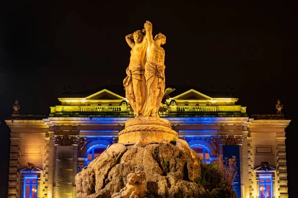 Vista de la estatua de Tres Gracias con el edificio de la Ópera en el fondo en la ciudad de Montpellier en Francia — Foto de Stock