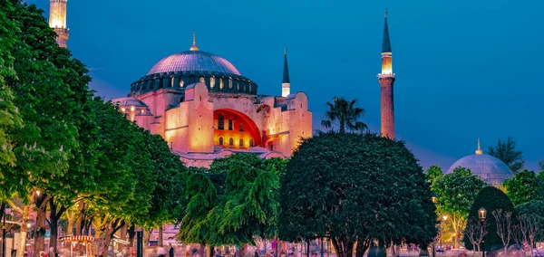 Hagia Sophia in Istanbul, Turkey early in the night — Stock Photo, Image