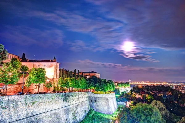Stenen muren van het kasteel La Rocca in de oude stad Bergamo — Stockfoto