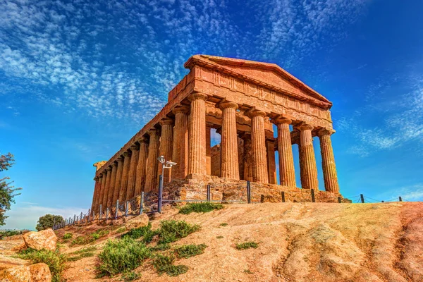 De beroemde tempel van Concordia in de vallei van de tempels in de buurt van Agrigento — Stockfoto