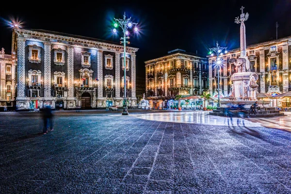 Piazza Duomo con Municipio di Catania in Sicilia — Foto Stock