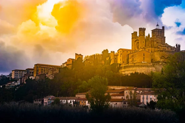 Vista panoramica sul Ponte Vecchio sul fiume Orb con Cattedrale di Beziers — Foto Stock