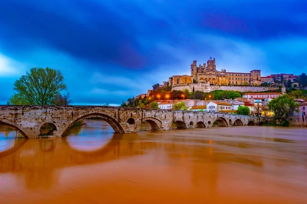 Cathedral and Pont Vieux at night. Beziers — Stock Photo, Image