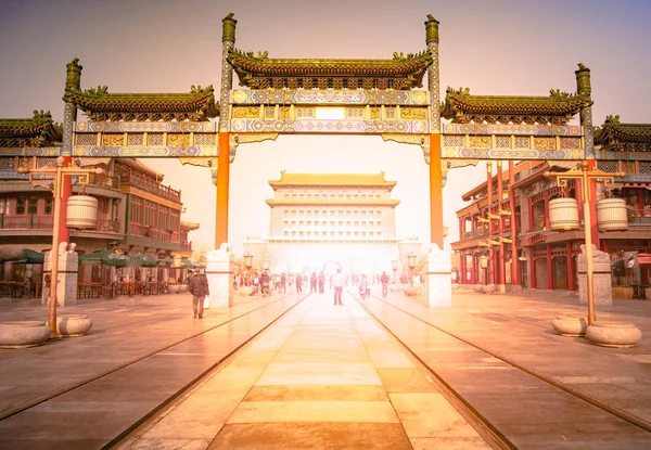 Beijing Zhengyang Gate Jianlou dans la rue Qianmen dans la ville de Pékin, Chine . — Photo