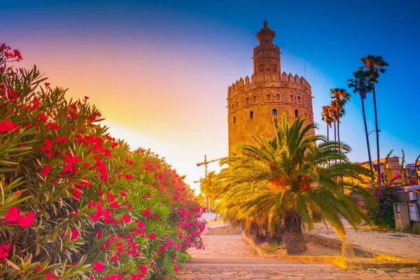 Torre del Oro, azaz Golden Tower, Sevilla, Spanyolország-ban egy Albarrana-torony — Stock Fotó