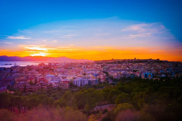 Sonnenuntergang auf cagliari, panorama des alten stadtzentrums, sardinien, italien — Stockfoto