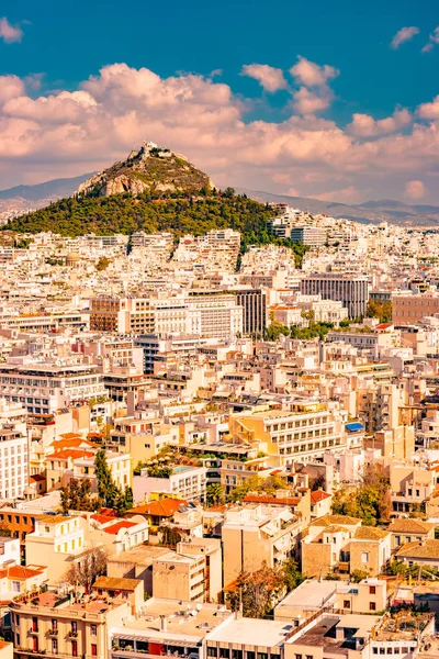 Panoráma města Athény a Lycabettus Hill, také známý jako Lykabettos Lycabettos nebo Lykavittos. — Stock fotografie