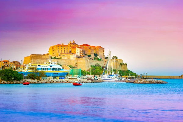 Edifici storici e barche a vela nel porto di Calvi di notte . — Foto Stock