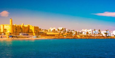 Bir Antik şehir ve Akdeniz üzerinde popüler turizm Tunus Monastir olduğunu.