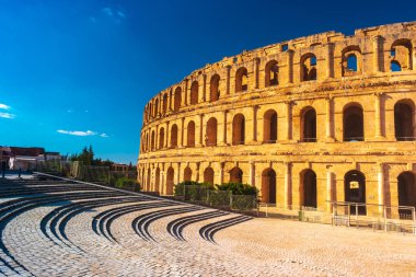 Suçlu El Djem veya El-Jem, Tunus Mahdia Valiliği ın Roman amphitheater.