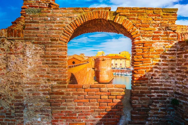 Vista del monumento Fortezza Vecchia, una antigua fortaleza con una torre situada en Livorno, Toscana, Italia . — Foto de Stock