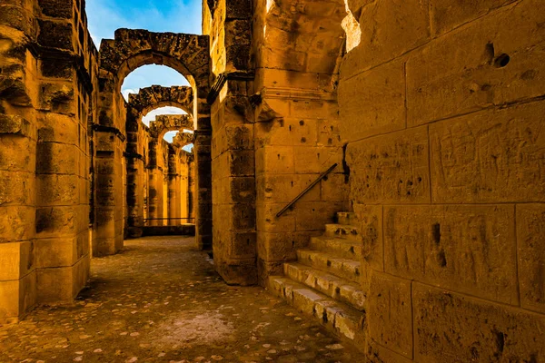 Anfiteatro romano de Thysdrus en El Djem o El-Jem, una ciudad en la provincia de Mahdia de Túnez . — Foto de Stock