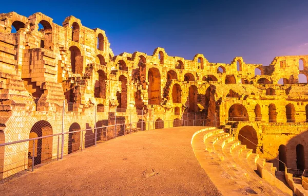 O anfiteatro romano de Thysdrus em El Djem ou El-Jem, uma cidade na província de Mahdia da Tunísia . — Fotografia de Stock