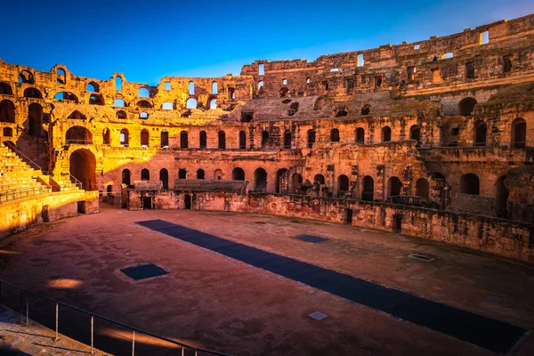 Anfiteatro romano de Thysdrus en El Djem o El-Jem, una ciudad en la provincia de Mahdia de Túnez . — Foto de Stock