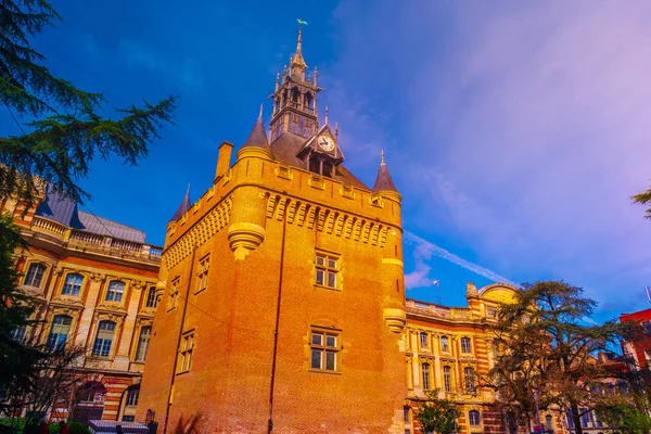 Capitole Donjon ya da Toulouse Capitole Meydanı 'ndaki Ortaçağ Zindan Kulesi.