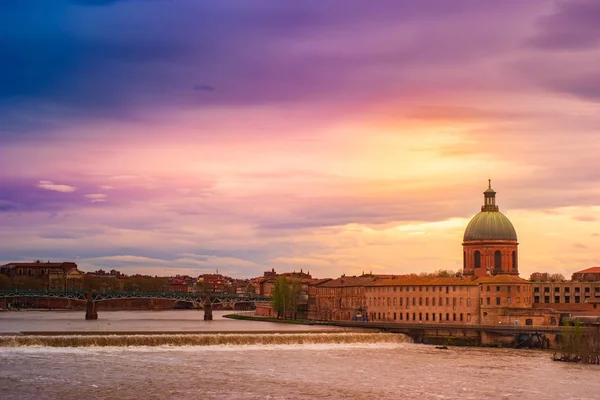 De koepel van het Hopital de la graf over de rivier Garonne in Toulouse — Stockfoto