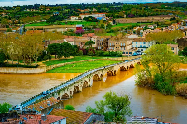 Panoramic view at the Old Bridge over Orb river with Cathedral of Saint Nazaire in Beziers — Stock Photo, Image