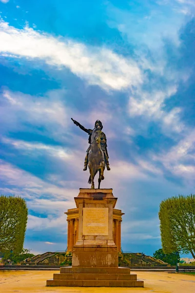 View on the beautiful Peyrou promenade with Louis statue and pavillon in Montpellier — Stock Photo, Image