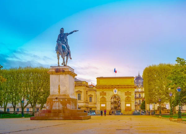 Vista sul bellissimo lungomare di Peyrou con statua di Luigi e padiglione a Montpellier — Foto Stock
