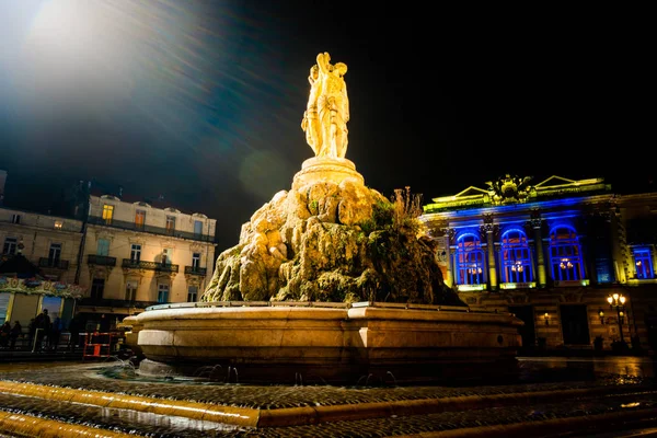 Vista de la estatua de Tres Gracias con el edificio de la Ópera en el fondo en la ciudad de Montpellier en Francia — Foto de Stock
