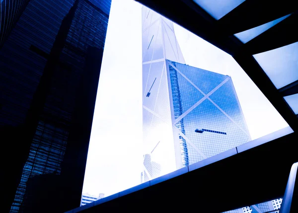 Μπλε γυαλί παραθύρων σύγχρονη επιχείρηση κτίριο γραφείων, διαγώνια προοπτική — Φωτογραφία Αρχείου