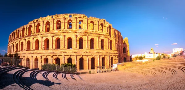 A gyönyörű amfiteátrum a El Djem emlékezteti a római Colosseum — Stock Fotó