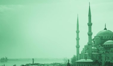Minare ve Sultanahmet Camii kubbeleri boğaz ve Marmara Denizi içinde geçmiş, Istanbul, Türkiye.