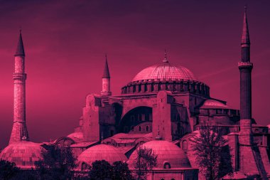 Ayasofya, arka plan olarak bozulmamış bir mavi gökyüzü ile tipik bir kadeh.
