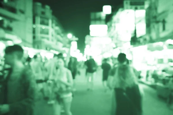 Imagen borrosa de la ocupada vida nocturna en la ciudad . — Foto de Stock