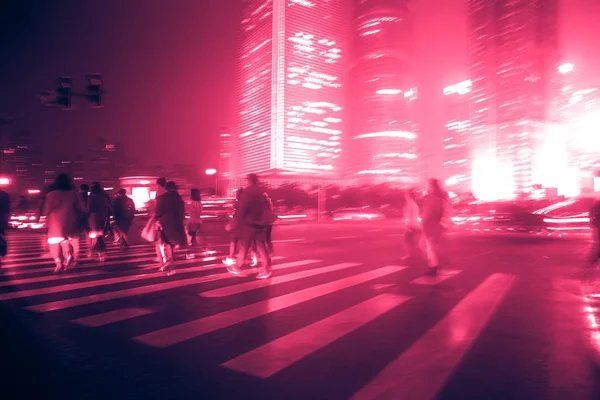 Antecedentes abstractos de la gente a través del paso de peatones por la noche en Shanghai, China . —  Fotos de Stock
