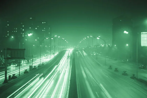 Verkeer van de moderne stad bij nacht, China, Beijing — Stockfoto