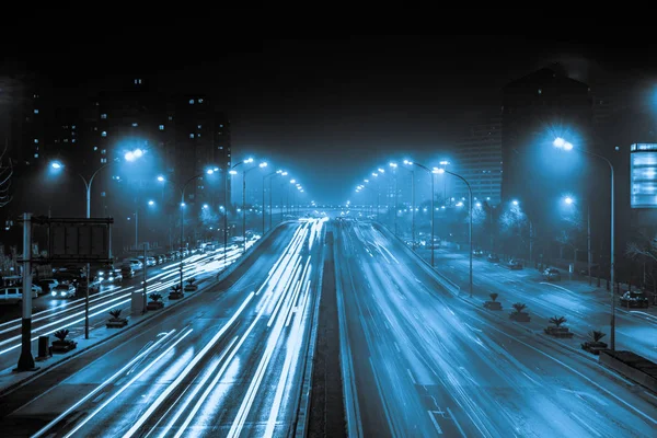 Σύγχρονη πόλη κυκλοφορίας στο βράδυ, Κίνα, Πεκίνο — Φωτογραφία Αρχείου